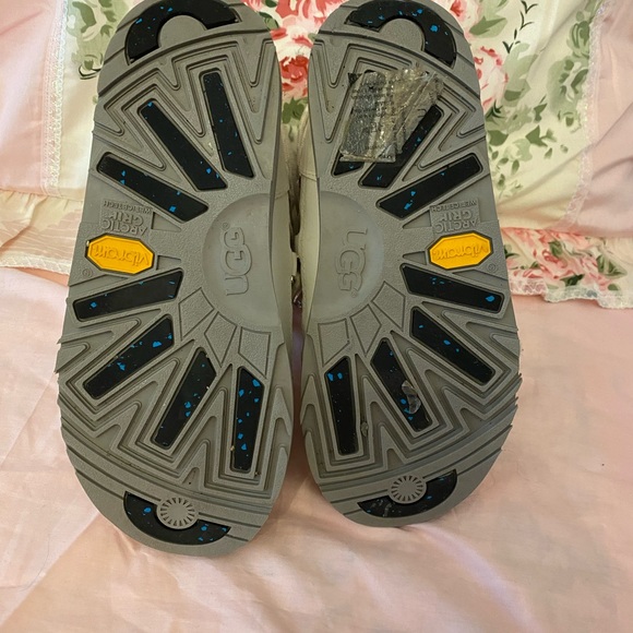 UGG Shearling Water Resistant Boot - Picture 4 of 4